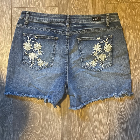 Earl Jean shorts - Picture 2 of 3